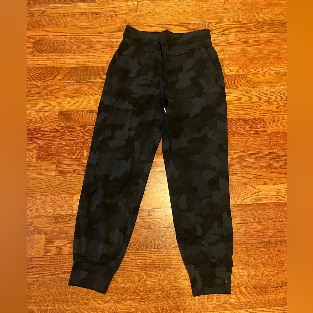 LuluLemon Black Camo Jogger Pants size 4